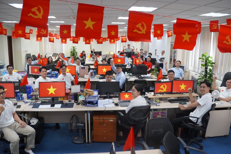 Sắc đỏ phủ khắp NSN 3 miền Bắc - Trung - Nam