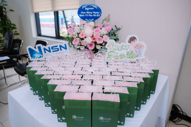 Mùng 8/3, NSN tôn vinh những đóa hoa bền bỉ